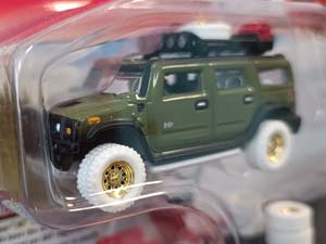 HUMMER H2 2004 ТЕМНО-ЗЕЛЕНЫЙ С БАГАЖНИКОМ И ПРИЦЕПОМ ДЛЯ ПЕРЕВОЗКИ АВТОМОБИЛЯ, БЕЛЫЕ ШИНЫ, СПЕЦИАЛЬНОЕ ИЗДАНИЕ JOHNNY LIGHTNING (ДЛИНА МОДЕЛИ 6-10 СМ) — фото 2