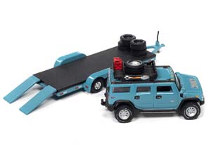 HUMMER H2 2004 СВЕТЛО-СИНИЙ С БАГАЖНИКОМ И ПРИЦЕПОМ ДЛЯ ПЕРЕВОЗКИ АВТОМОБИЛЯ (ДЛИНА МОДЕЛИ 6-10 СМ) — фото 2