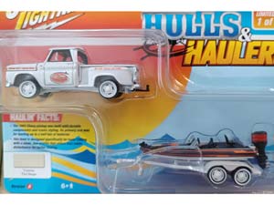 CHEVROLET STEPSIDE PICKUP 1965 БЕЛЫЙ С ПРИЦЕПОМ И ЛОДКОЙ СПЕЦИАЛЬНОЕ ИЗДАНИЕ ДЖОННИ ЛАЙТНИНГ (ДЛИНА МОДЕЛИ 6-10 СМ) — фото 3