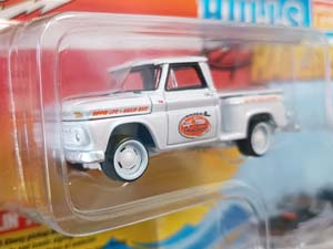 CHEVROLET STEPSIDE PICKUP 1965 БЕЛЫЙ С ПРИЦЕПОМ И ЛОДКОЙ СПЕЦИАЛЬНОЕ ИЗДАНИЕ ДЖОННИ ЛАЙТНИНГ (ДЛИНА МОДЕЛИ 6-10 СМ) — фото 2