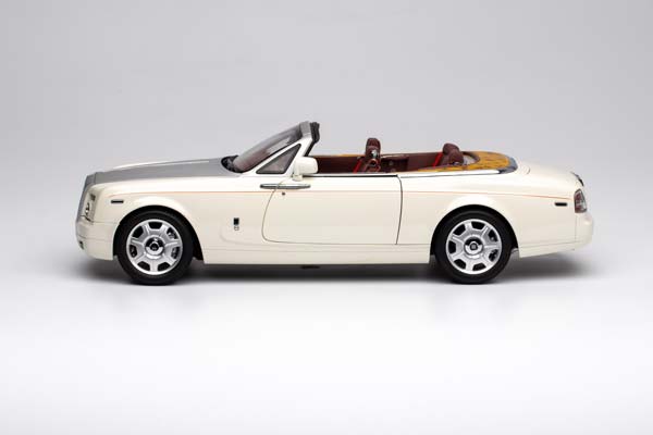 ROLLS-ROYCE PHANTOM DROPHEAD COUPE-CONVERTIBLE 2017 WHITE / РОЛЛС-РОЙС ФАНТОМ КУПЕ-КАБРИОЛЕТ БЕЛЫЙ — фото 9