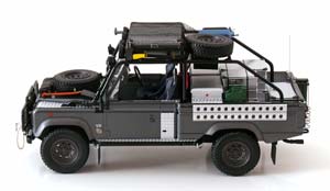 LAND ROVER DEFENDER TOMB RAIDER LARA CROFT 2001 GREY SILVER — фото 3