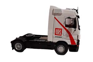 MERCEDES ACTROS OIL TANK 2022 LUKOIL RED/WHITE / МОДЕЛЬ ГРУЗОВИКА МЕРСЕДЕС АКТРОС БЕНЗОВОЗ ЛУКОЙЛ 2022 КРАСНО-БЕЛЫЙ — фото 4
