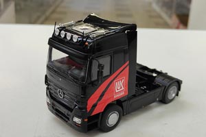 MERCEDES ACTROS OIL TANK 2023 LUKOIL RED/BLACK / МЕРСЕДЕС АКТРОС БЕНЗОВОЗ ЛУКОЙЛ 2023 КРАСНО-ЧЕРНЫЙ — фото 3
