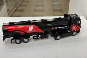 MERCEDES ACTROS OIL TANK 2023 LUKOIL RED/BLACK / МЕРСЕДЕС АКТРОС БЕНЗОВОЗ ЛУКОЙЛ 2023 КРАСНО-ЧЕРНЫЙ — фото 6