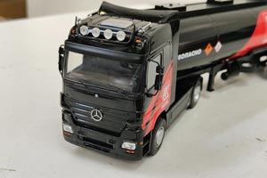 MERCEDES ACTROS OIL TANK 2023 LUKOIL RED/BLACK / МЕРСЕДЕС АКТРОС БЕНЗОВОЗ ЛУКОЙЛ 2023 КРАСНО-ЧЕРНЫЙ — фото 2