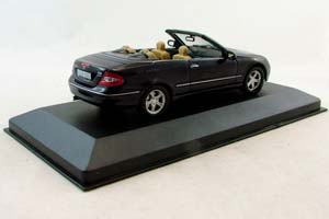 MERCEDES-BENZ CLK 350 CONVERTIBLE (2005), MERCEDES-BENZ OFFIZIELLE MODELL-SAMMLUNG 31, ТЕМНО-СИНИЙ — фото 2