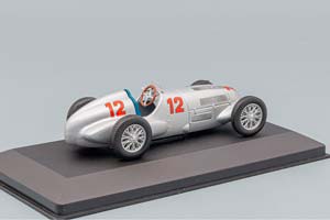 MERCEDES-BENZ W125 RACING CAR (1937), MERCEDES-BENZ OFFIZIELLE MODELL-SAMMLUNG 41, СЕРЕБРИСТЫЙ — фото 2