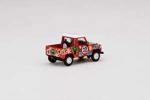 LAND ROVER DEFENDER 90 PICKUP 2021 CHRISTMAS EDITION / ЛЭНД РОВЕР ДИФЕНДЕР С 2-МЯ ФИГУРКАМИ (ДЛИНА МОДЕЛИ 6-10 СМ) — фото 3