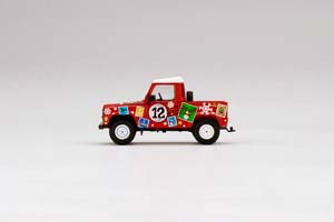LAND ROVER DEFENDER 90 PICKUP 2021 CHRISTMAS EDITION / ЛЭНД РОВЕР ДИФЕНДЕР С 2-МЯ ФИГУРКАМИ (ДЛИНА МОДЕЛИ 6-10 СМ) — фото 4