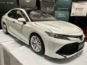 TOYOTA CAMRY 2018 1/18 DEALER БЕЛАЯ