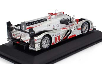 AUDI R18 E-TRON QUATTRO TDI 3.7L TURBO V6 HYBRID TEAM AUDI SPORT JOEST №1 WINNER 24H LE MANS 2012 ANDRE LOTTER - MARCEL FASSLER - BENOIT TRELUYER, WHITE SILVER RED — фото 2