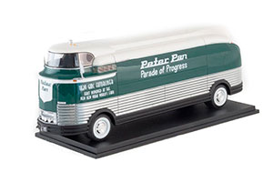 GM FUTURLINER DARK GREEN/WHITE PARADE OF PROGRESS WITHOUT SHOWCASE