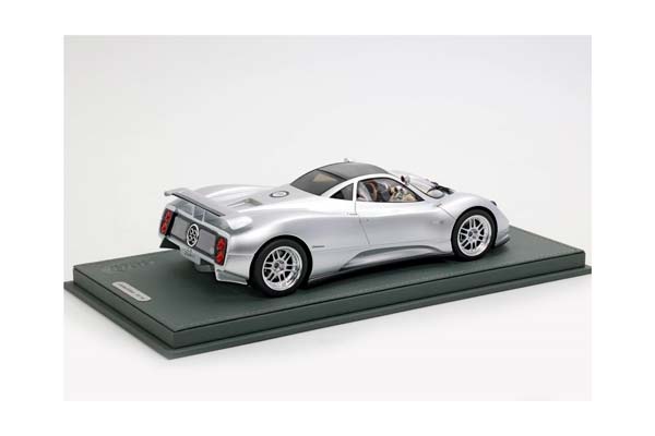 PAGANI ZONDA C12 001 1999 SILVER 20TH ANNIVERSARY RESTORATION / ПАГАНИ ЗОНДА К12 001 1999 20ТХ АННИВЕРСАРИ РЕСТОРАТИОН 1:18 СЕРЕБРИСТЫЙ — фото 2