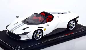 FERRARI DAYTONA SP3 OPEN ROOF ICONA (2022) - CON VETRINA - WITH SHOWCASE, BIANCO ITALIA - WHITE