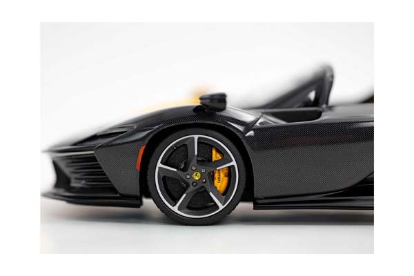 FERRARI SP3 DAYTONA 599+1 SPIDER - OPEN ROOF GIALLO MODENA AND CARBON FIBER / ФЕРРАРИ СП3 ДАЙТОНА 599+1 СПАЙДЕР 1:18 ЖЕЛТЫЙ — фото 6