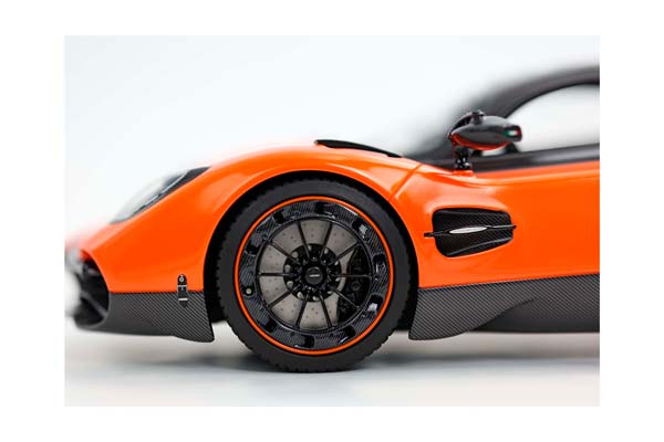PAGANI UTOPIA COUPE ARANCIO MARBELLA / ПАГАНИ УТОПИЯ КУПЕ МАРБЕЛЛА 1:18 ОРАНЖЕВЫЙ — фото 8