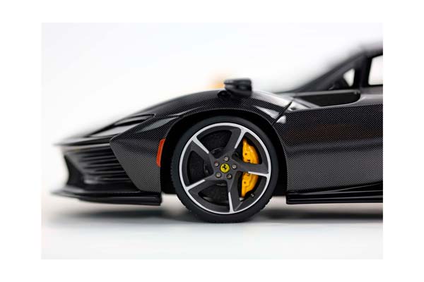FERRARI SP3 DAYTONA 599+1 CLOSED ROOF GIALLO MODENA AND CARBON FIBER / ФЕРРАРИ СП3 ДАЙТОНА 599+1 ЗАКРЫТАЯ КРЫША КАРБОН ФИБЕР 1:18 ЖЕЛТЫЙ — фото 6