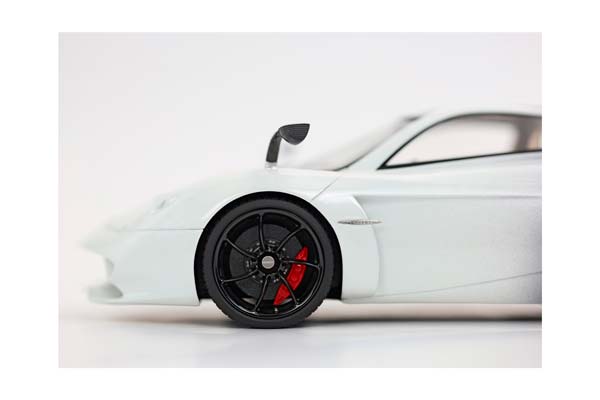 PAGANI HUAYRA CODALUNGA BIANCO MALTA - GRAY SHADE / ПАГАНИ ХУАЙРА КОДАЛУНГА МАЛТА 1:18 БЕЛЫЙ — фото 9