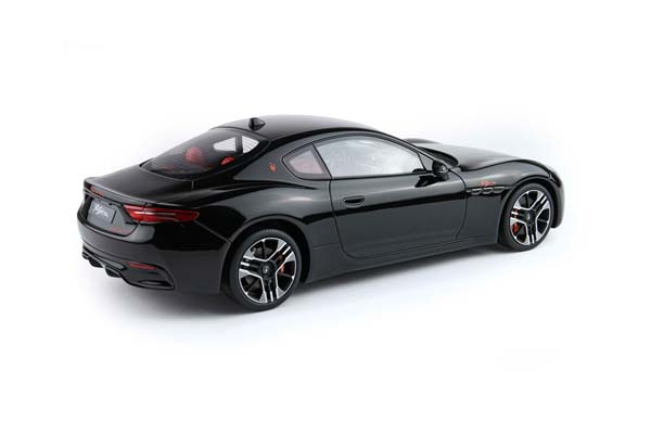 MASERATI GRANTURISMO FOLGORE 2023 NERO ASSOLUTO / МАЗЕРАТИ ГРАНТУРИСМО ФОЛЬГОРЕ 2023 АССОЛУТО 1:18 ЧЕРНЫЙ — фото 4