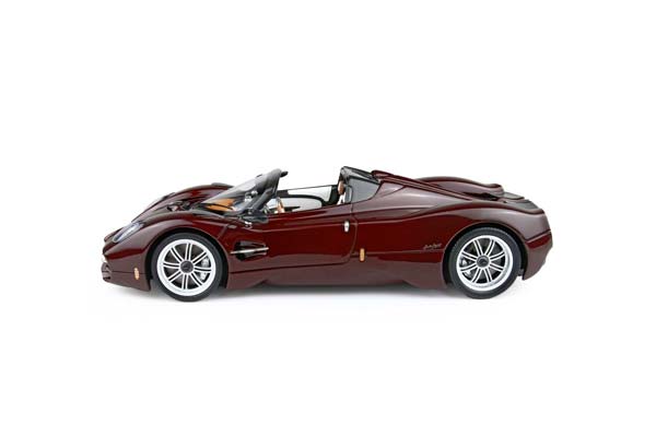 PAGANI UTOPIA ROADSTER HABANERO PEBBLE BEACH LAUNCH CAR FULL CARBON RED / ПАГАНИ УТОПИЯ РОДСТЕР ХАБАНЕРО ПЕББЛЕ БЕАКХ ЛАУНКХ КАР ФУЛЛ КАРБОН 1:18 КРАСНЫЙ — фото 4
