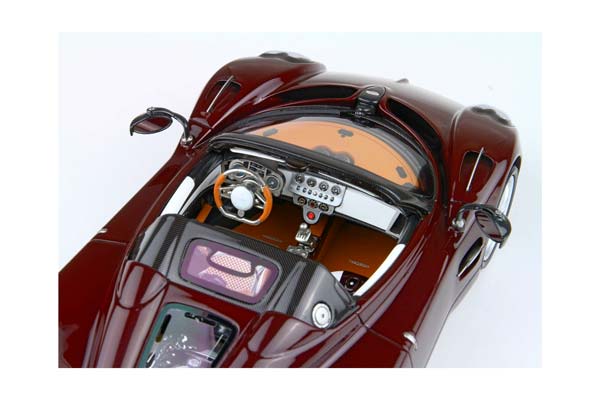 PAGANI UTOPIA ROADSTER HABANERO PEBBLE BEACH LAUNCH CAR FULL CARBON RED / ПАГАНИ УТОПИЯ РОДСТЕР ХАБАНЕРО ПЕББЛЕ БЕАКХ ЛАУНКХ КАР ФУЛЛ КАРБОН 1:18 КРАСНЫЙ — фото 6
