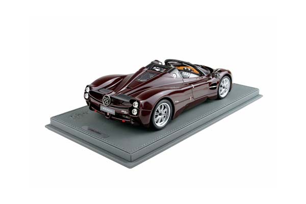 PAGANI UTOPIA ROADSTER HABANERO PEBBLE BEACH LAUNCH CAR FULL CARBON RED / ПАГАНИ УТОПИЯ РОДСТЕР ХАБАНЕРО ПЕББЛЕ БЕАКХ ЛАУНКХ КАР ФУЛЛ КАРБОН 1:18 КРАСНЫЙ — фото 2