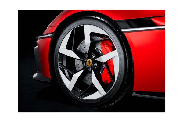 FERRARI 12CILINDRI SPIDER ROSSO FUOCO GLOSS BLACK - SILVER WHEELS / ФЕРРАРИ 12КИЛИНДРИ СПАЙДЕР ГЛОСС 1:18 КРАСНЫЙ — фото 2
