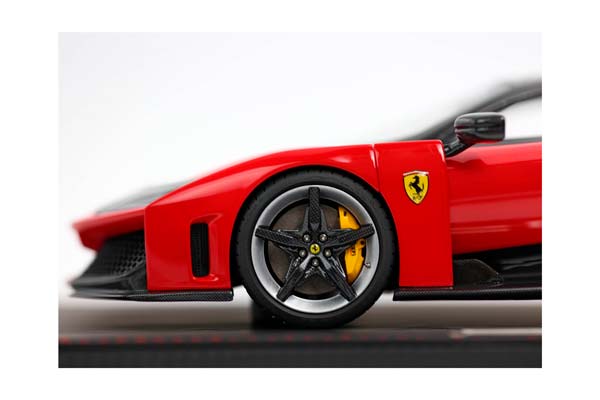 FERRARI F80 CARBON OPTIONAL ROSSO CORSA - BICOLOR WHEELS SILVER AND CARBON / ФЕРРАРИ Ф80 КАРБОН ОПТИОНАЛ 1:18 КРАСНЫЙ — фото 3