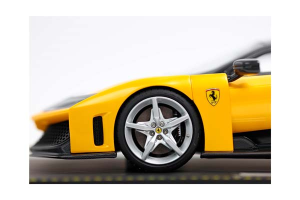 FERRARI F80 CARBON OPTIONAL THREE LAYER YELLOW AND SILVER WHEELS / ФЕРРАРИ Ф80 КАРБОН ОПТИОНАЛ ТХРЕЕ ЛАИЕР КОЛЕСА 1:18 ЖЕЛТЫЙ — фото 4