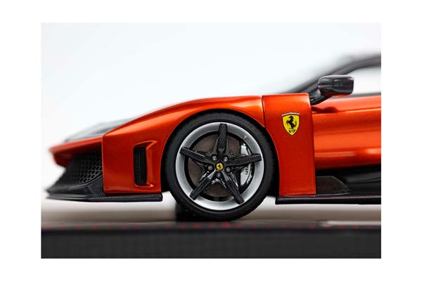 FERRARI F80 CARBON OPTIONAL RAME MICA AND CARBON-SILVER WHEELS / ФЕРРАРИ Ф80 КАРБОН ОПТИОНАЛ МИКА КАРБОН- КОЛЕСА 1:18 СЕРЕБРИСТЫЙ — фото 3