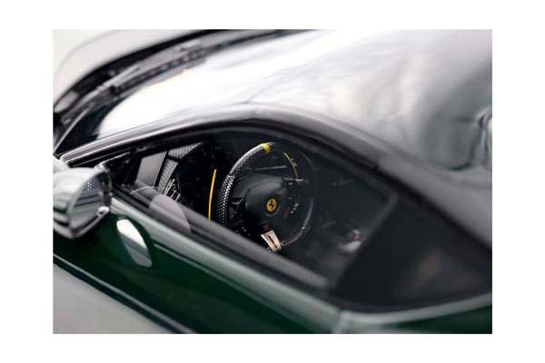 FERRARI 12CILINDRI PANORAMIC ROOF VERDE BRITISH WITH YELLOW STRIPES / ФЕРРАРИ 12КИЛИНДРИ ПАНОРАМНАЯ КРЫША БРИТАНСКИЙ ПОЛОСЫ 1:18 ЖЕЛТЫЙ — фото 9