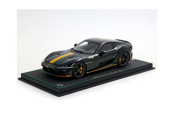 FERRARI 12CILINDRI PANORAMIC ROOF VERDE BRITISH WITH YELLOW STRIPES / ФЕРРАРИ 12КИЛИНДРИ ПАНОРАМНАЯ КРЫША БРИТАНСКИЙ ПОЛОСЫ 1:18 ЖЕЛТЫЙ