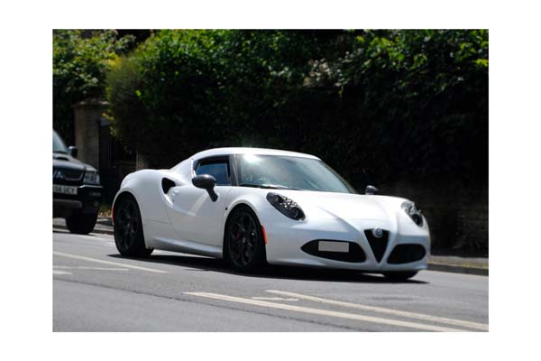 ALFA ROMEO 4C MATT BIANCO CARRARA / АЛЬФА РОМЕО 4К МАТТ КАРРАРА 1:18 БЕЛЫЙ