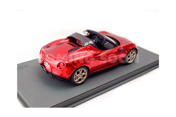 ALFA ROMEO 4C SPIDER 33 STRADALE TRIBUTE (ROSSO VILLA D’ESTE) / АЛЬФА РОМЕО 4К СПАЙДЕР 33 СТРАДАЛЕ ТРИБУТЕ ВИЛЛА Д ЕСТЕ 1:18 КРАСНЫЙ — фото 2