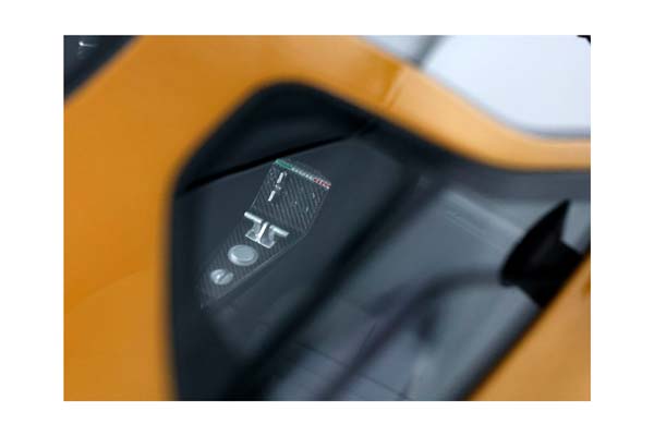 ALFA ROMEO 33 STRADALE OCRA - BLACK INTERIOR / АЛЬФА РОМЕО 33 СТРАДАЛЕ ОКРА 1:18 ЧЕРНЫЙ — фото 8