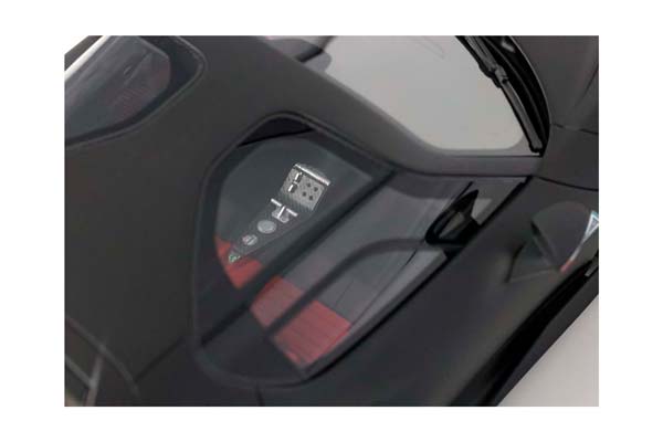 ALFA ROMEO 33 STRADALE MATT CARBON AND RED BASE / АЛЬФА РОМЕО 33 СТРАДАЛЕ МАТТ КАРБОН БАЗА 1:18 КРАСНЫЙ — фото 7