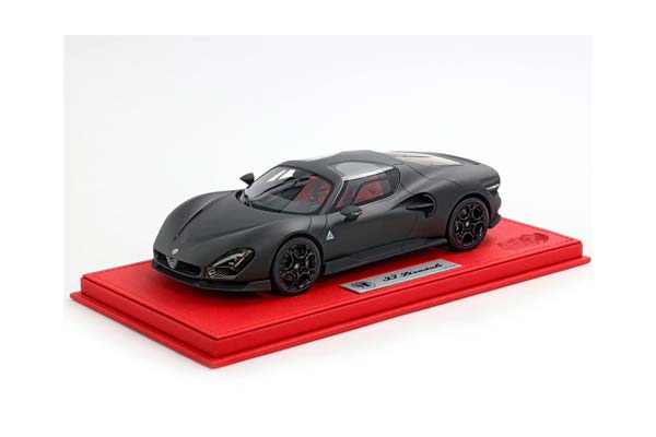 ALFA ROMEO 33 STRADALE MATT CARBON AND RED BASE / АЛЬФА РОМЕО 33 СТРАДАЛЕ МАТТ КАРБОН БАЗА 1:18 КРАСНЫЙ — фото 1