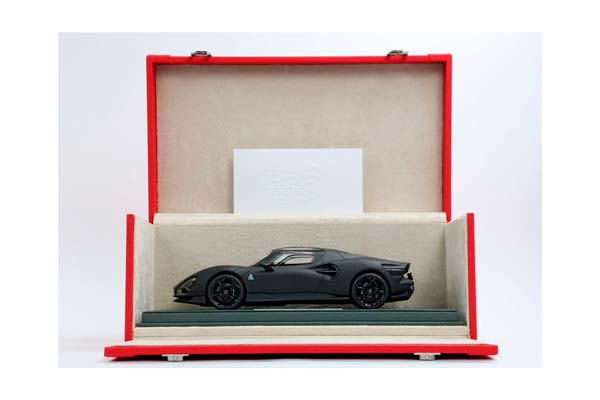 ALFA ROMEO 33 STRADALE FULL MATT CARBON AND RED COFFRAIN / АЛЬФА РОМЕО 33 СТРАДАЛЕ ФУЛЛ МАТТ КАРБОН КОФФРАИН 1:18 КРАСНЫЙ