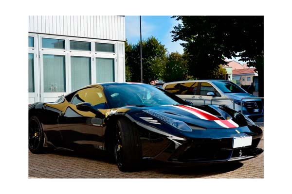 FERRARI 458 SPECIALE NERO DS WITH RED - WHITE STRIPE / ФЕРРАРИ 458 СПЕКИАЛЕ ДС 1:18 КРАСНЫЙ