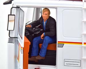 МОДЕЛЬ ФИГУРКИ  FERNFAHRER GUNTHER SITTING IN TRUCK — фото 1