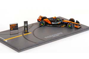 MCLAREN MCL39 GP ABU DHABI WORLD CHAMPION 2025 NORRIS WITH PIT BOARD / МАКЛАРЕН MCL39 ГРАН-ПРИ АБУ-ДАБИ ЧЕМПИОН МИРА НОРРИС ПИТ БОАРД