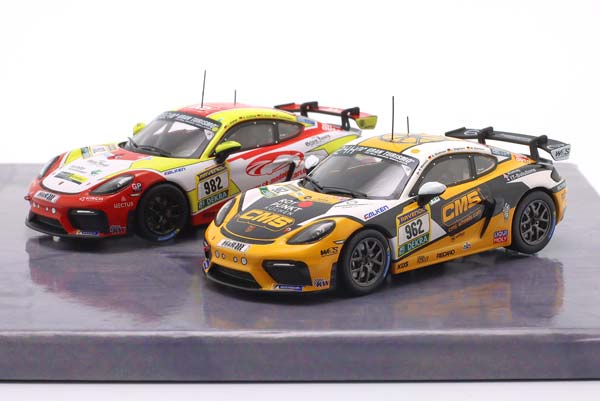 2-CAR SET PORSCHE CAYMAN GT4 CS #982 & #962 W&S CLASS WINNER 24H NÜRBURGRING 2026 / НАБОР ИЗ ДВУХ МОДЕЛЕЙ ПОРШЕ КАЙМАН GT4 CS №982 И №962, ПОБЕДИТЕЛЕЙ КЛАССА В 24 ЧАСАХ НЮРБУРГРИНГА 2026