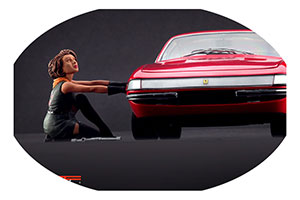 ФИГУРКА КОЛЛЕКЦИОННАЯ CHANGING WHEEL GIRL РУЧНАЯ РАБОТА В МАСШТАБЕ 1:18 ДЕВУШКА МЕНЯЮЩАЯ КОЛЕСО