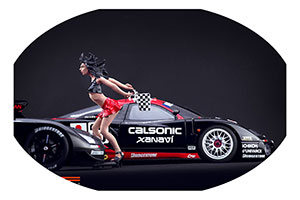 ФИГУРКА КОЛЛЕКЦИОННАЯ GIRL AND SPEED РУЧНАЯ РАБОТА В МАСШТАБЕ 1:18 ДЕВУШКА СО СТАРТОВЫМ ФЛАЖКОМ
