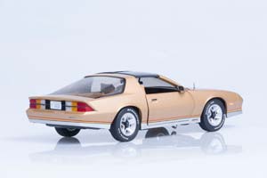 CHEVROLET CAMARO 1982 ЗОЛОТОЙ — фото 2
