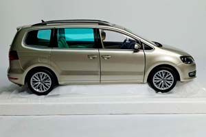 VW VOLKSWAGEN SHARAN 2010 SILVER MINICHAMPS 1:18 — фото 10
