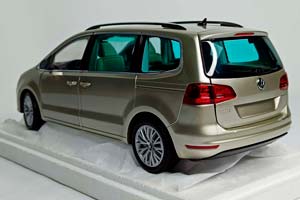 VW VOLKSWAGEN SHARAN 2010 SILVER MINICHAMPS 1:18 — фото 4