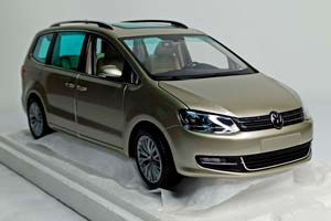 VW VOLKSWAGEN SHARAN 2010 SILVER MINICHAMPS 1:18 — фото 9