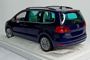 VW VOLKSWAGEN SHARAN BLUE 2010 MINICHAMPS 1:18 — фото 4